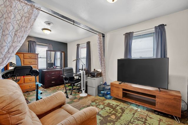 1536 Stewart Street, Des Moines, IA 50316