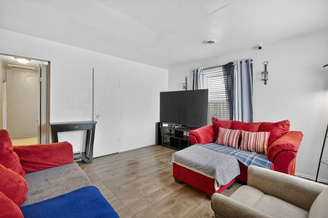 1536 Stewart Street, Des Moines, IA 50316