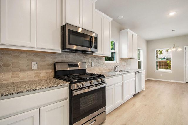 2239 Lakewood Drive, West Columbia, TX 77486