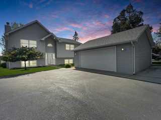 1905 E Grand Avenue, Lindenhurst, IL 60046