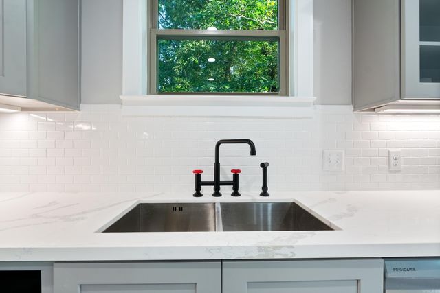 1710 Village Lake Dr, Little Rock, AR 72204