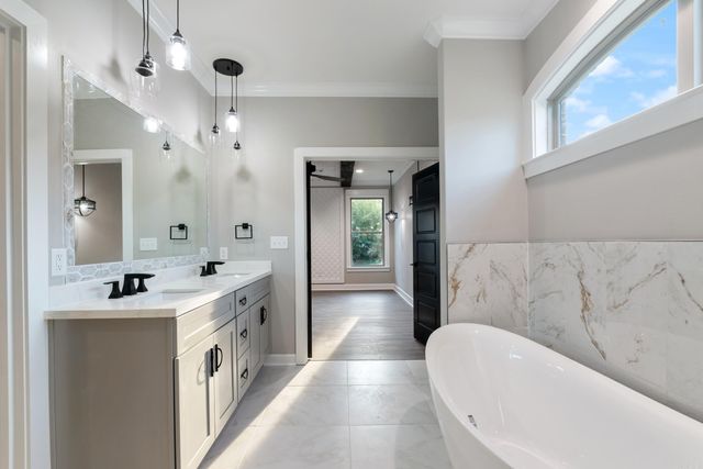 1710 Village Lake Dr, Little Rock, AR 72204