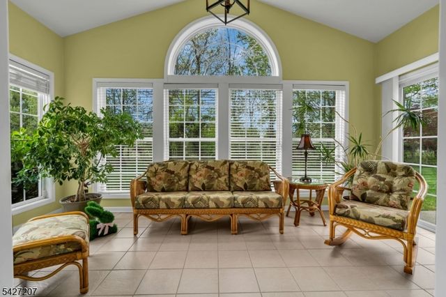 282 Longwood Ln, Franklin Twp., NJ 08873