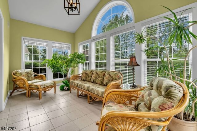 282 Longwood Ln, Franklin Twp., NJ 08873