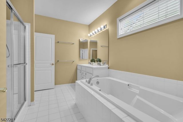 282 Longwood Ln, Franklin Twp., NJ 08873