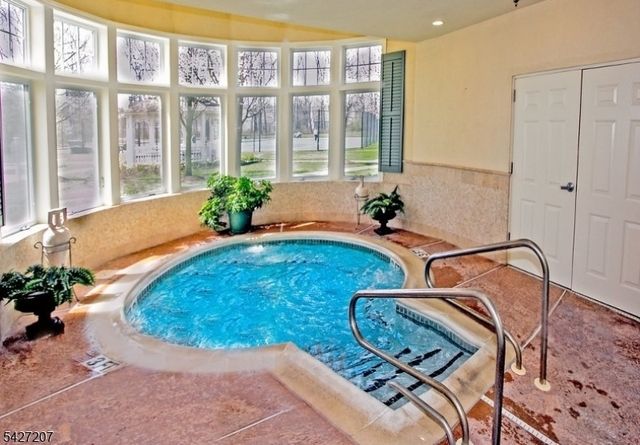 282 Longwood Ln, Franklin Twp., NJ 08873