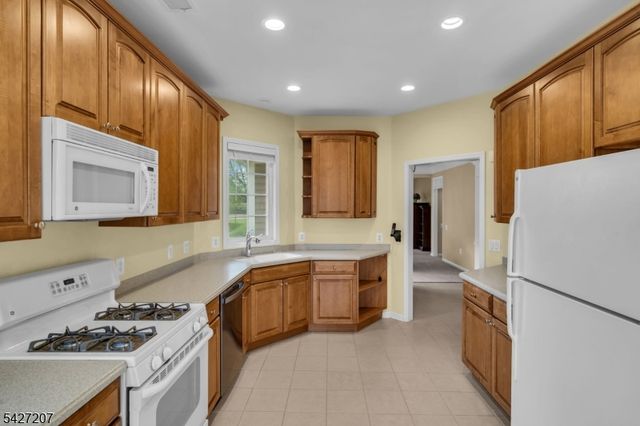 282 Longwood Ln, Franklin Twp., NJ 08873