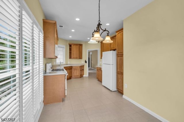 282 Longwood Ln, Franklin Twp., NJ 08873