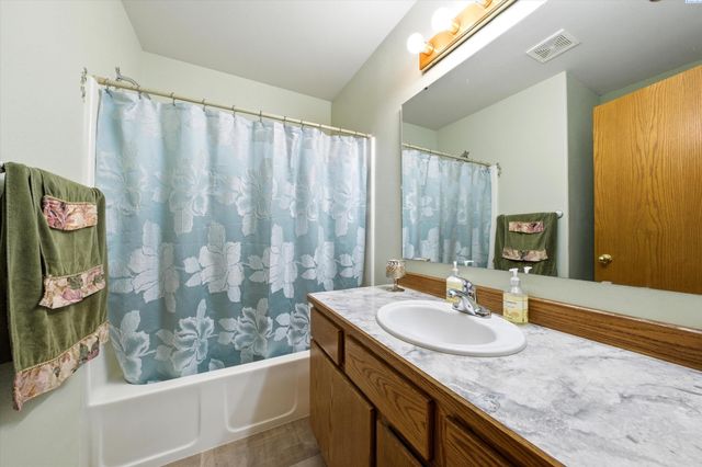 3828 Mountain Meadows Ct, West Richland, WA 99353