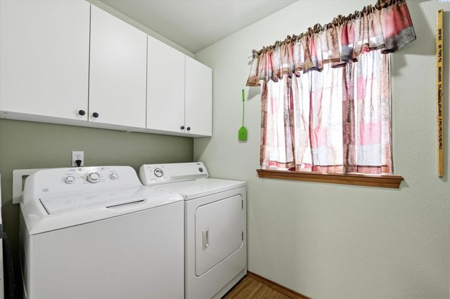 3828 Mountain Meadows Ct, West Richland, WA 99353