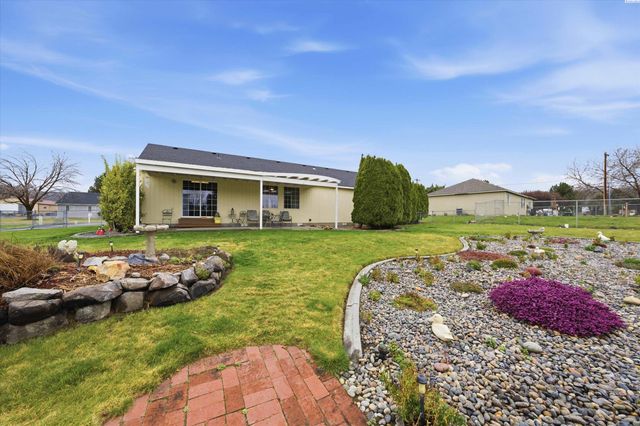 3828 Mountain Meadows Ct, West Richland, WA 99353