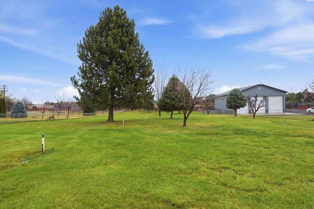 3828 Mountain Meadows Ct, West Richland, WA 99353