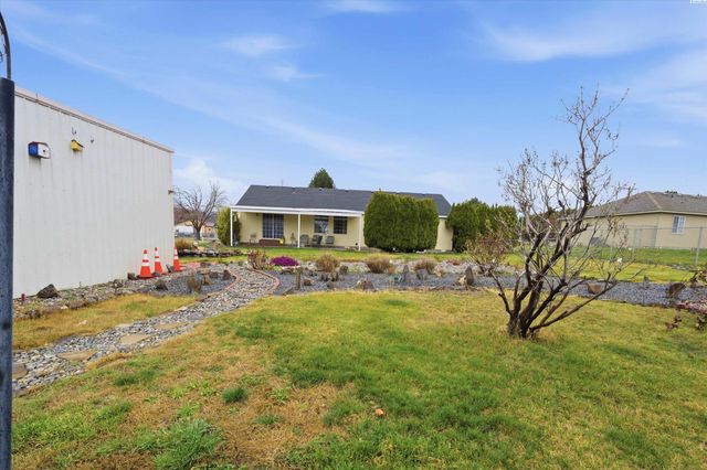 3828 Mountain Meadows Ct, West Richland, WA 99353