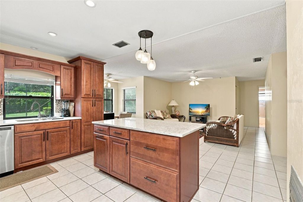 Image 15 of property listing at 7201 MOSS LEAF LANE, Orlando, FL 32819