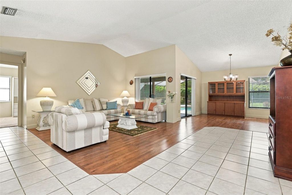 Image 6 of property listing at 7201 MOSS LEAF LANE, Orlando, FL 32819