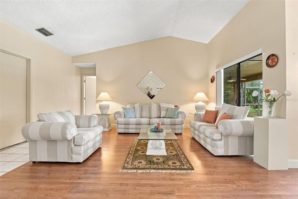 Image 8 of property listing at 7201 MOSS LEAF LANE, Orlando, FL 32819