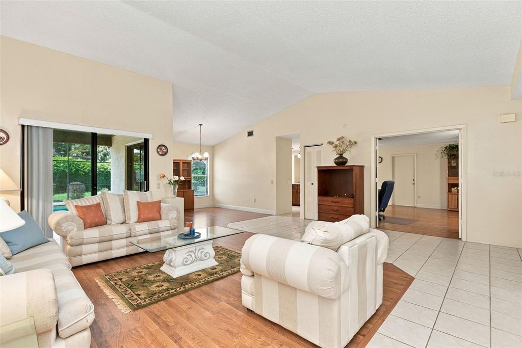 Image 9 of property listing at 7201 MOSS LEAF LANE, Orlando, FL 32819