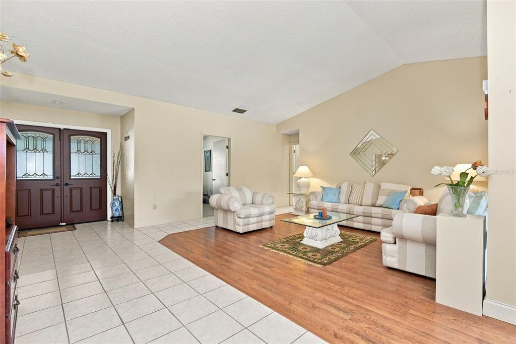 Image 10 of property listing at 7201 MOSS LEAF LANE, Orlando, FL 32819