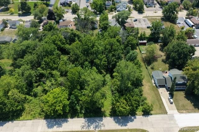 8120 Macomb Street, Grosse Ile, MI 48138