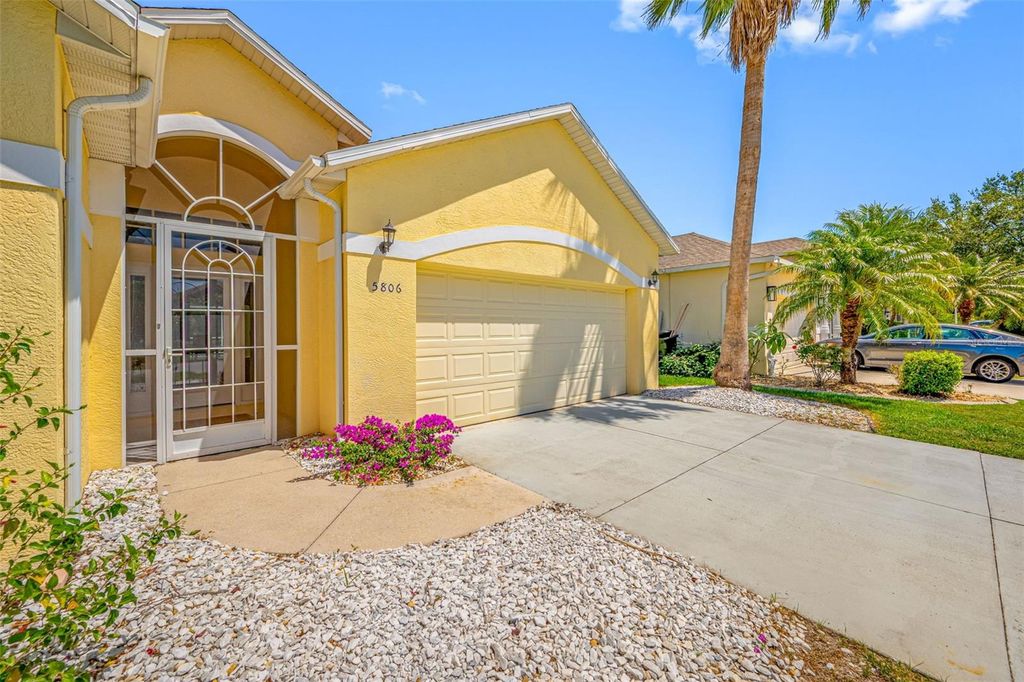 Image 4 of property listing at 5806 NEW PARIS WAY, Ellenton, FL 34222