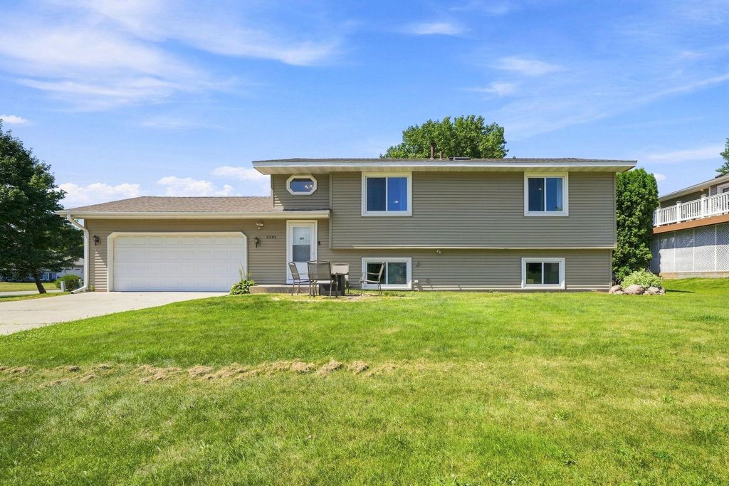 2201 Kessler Lane, Chaska, MN 55318