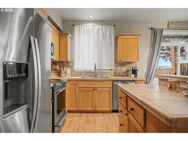 1316 Se ROUNDELAY St, Hillsboro, OR 97123