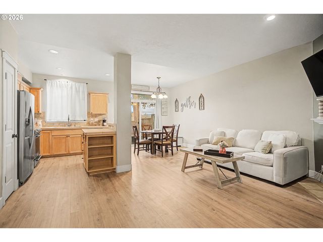 1316 Se ROUNDELAY St, Hillsboro, OR 97123