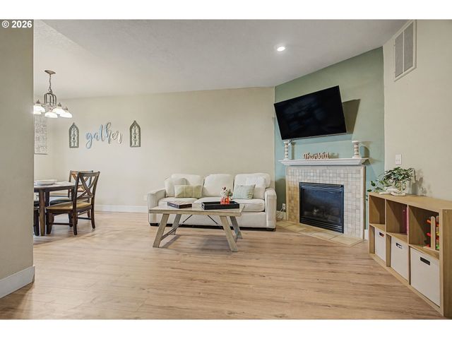 1316 Se ROUNDELAY St, Hillsboro, OR 97123