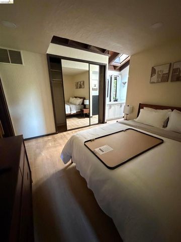 90 Devin Dr, Moraga, CA 94556