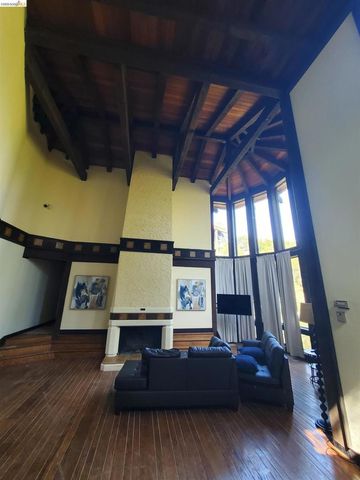 90 Devin Dr, Moraga, CA 94556