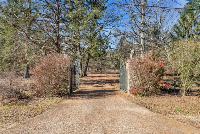 1006 Remington Pl, Manchester, TN 37355