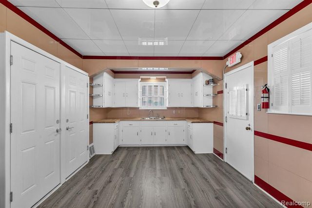 29016 Ford Road, Garden City, MI 48135