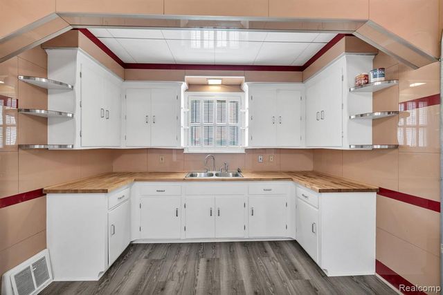 29016 Ford Road, Garden City, MI 48135