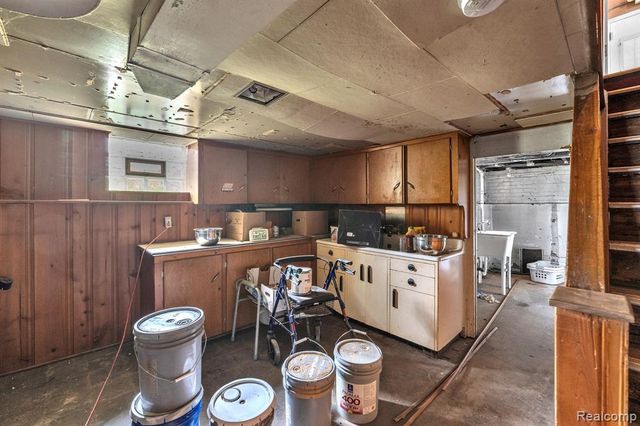 29016 Ford Road, Garden City, MI 48135