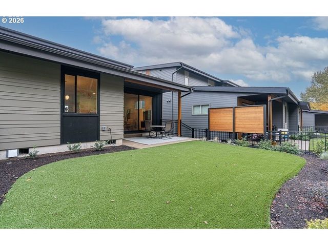 133 SHELTON MCMURPHEY Blvd, Eugene, OR 97401