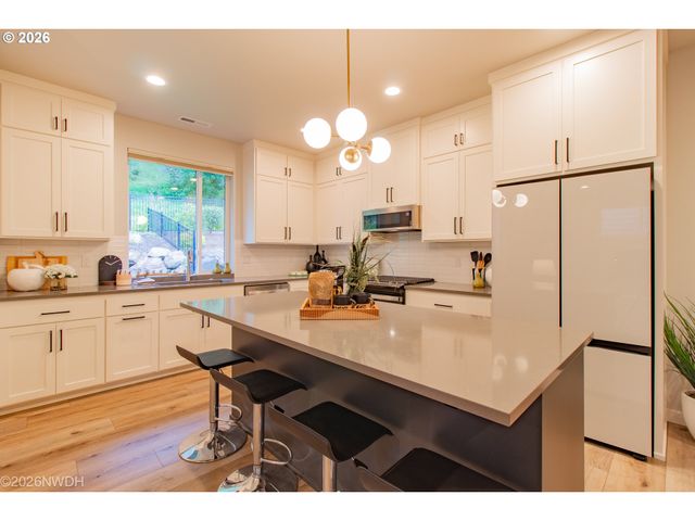 133 SHELTON MCMURPHEY Blvd, Eugene, OR 97401