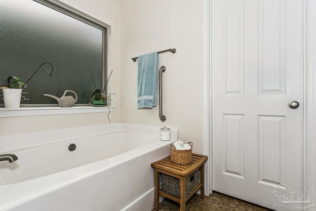 1810 Coast Ct, Gulf Breeze, FL 32563