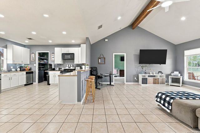 136 County Road 5781, Castroville, TX 78009