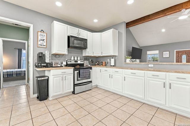 136 County Road 5781, Castroville, TX 78009