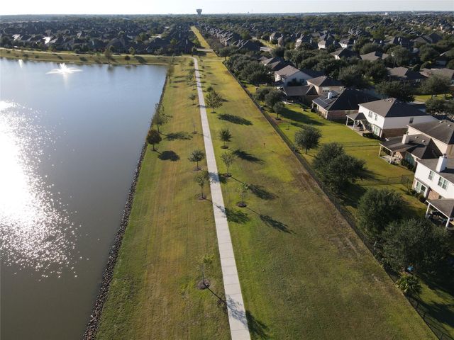 518 Honeysuckle Vine Drive, Rosenberg, TX 77469