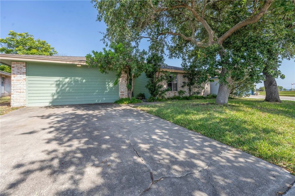 1810 Silver Sands Dr, Corpus Christi, TX 78412 — photo 2