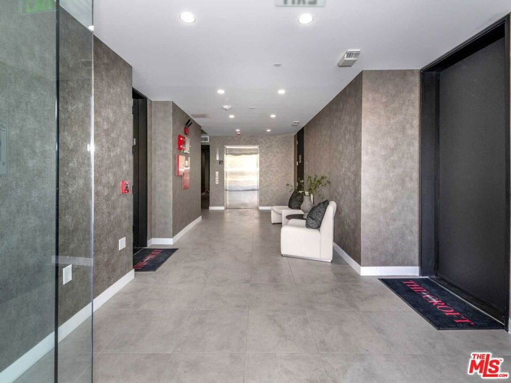 1017 N Croft Avenue 105, Los Angeles, CA 90069 — photo 4