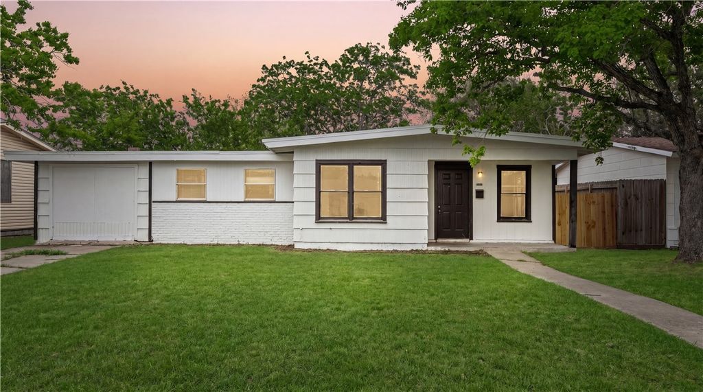 1506 Crosby St, Portland, TX 78374