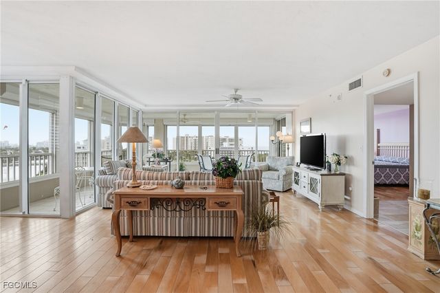 25 Bluebill AVE A801, Naples, FL 34108