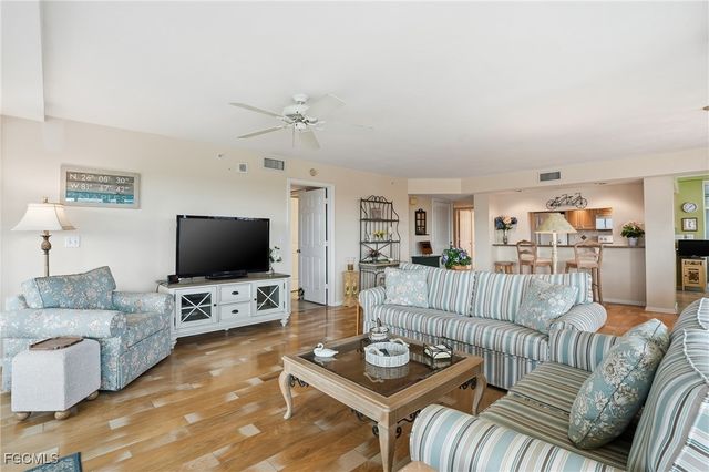 25 Bluebill AVE A801, Naples, FL 34108