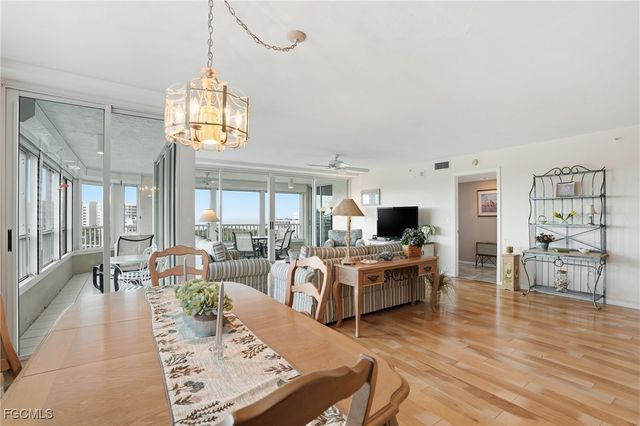 25 Bluebill AVE A801, Naples, FL 34108