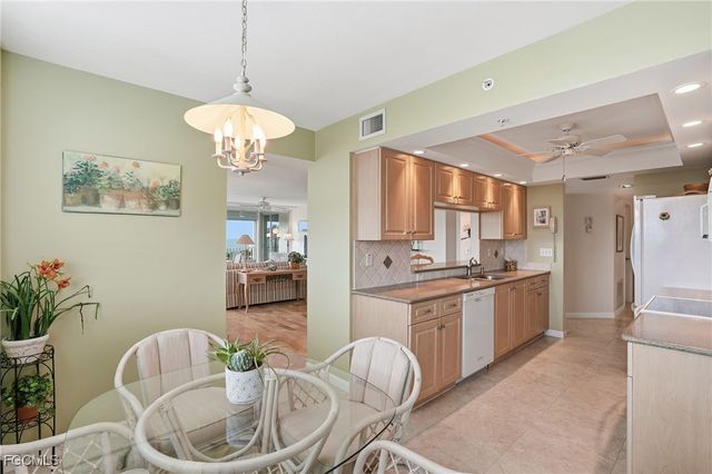 25 Bluebill AVE A801, Naples, FL 34108