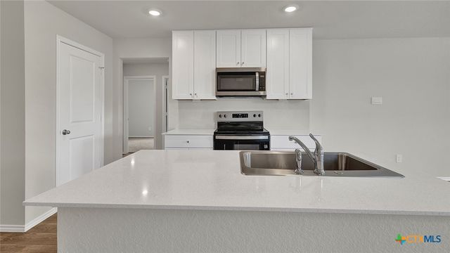 402 WILD GOOSE Drive, Luling, TX 78648