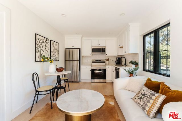 23278 Aetna Street, Woodland Hills, CA 91367