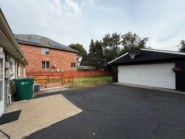 6449 W 84th Street, Burbank, IL 60459